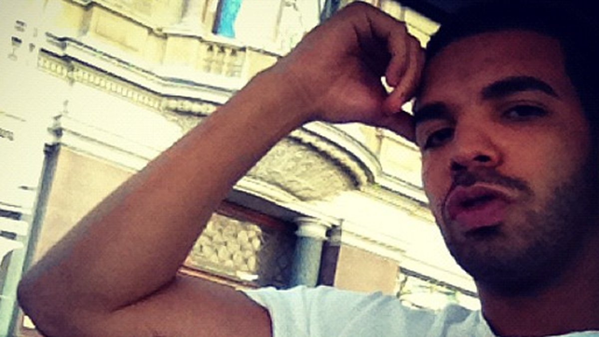 Drake är stolt över sin hemstad Toronto, och i mars 2012 tatuerade Drake in en miniversion av det berömda CN-tornet på sin arm. 